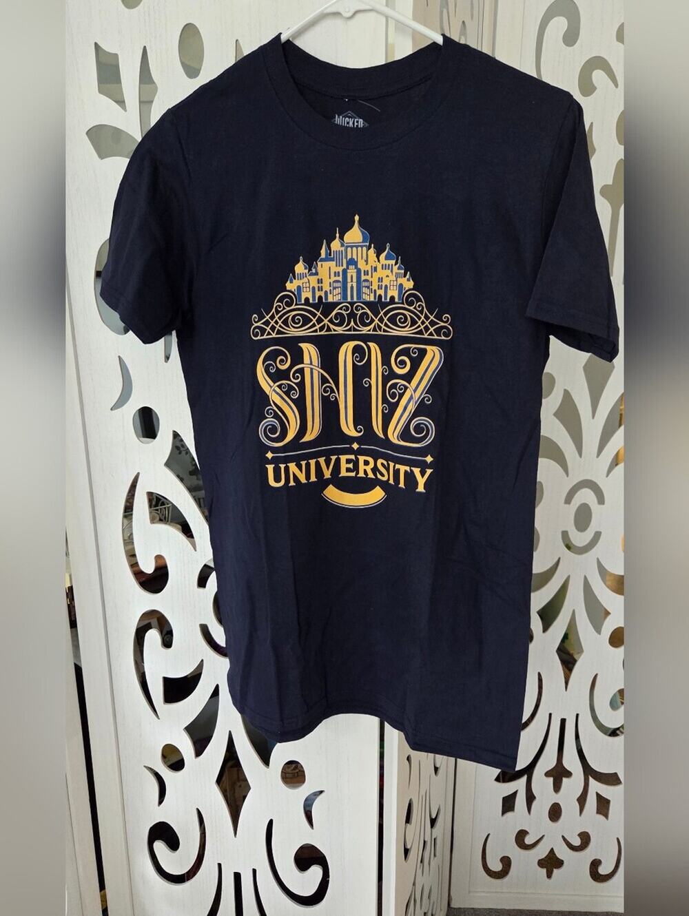 Wicked Movie Shiz University Graphic T Shirt Navy Gold Adult Sm Universal Nwot